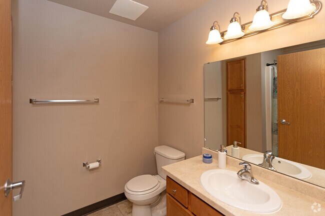 3BR, 2BA, Furnished - 1,195 - 1,440SF