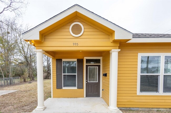 Photo - 995 Ewing St