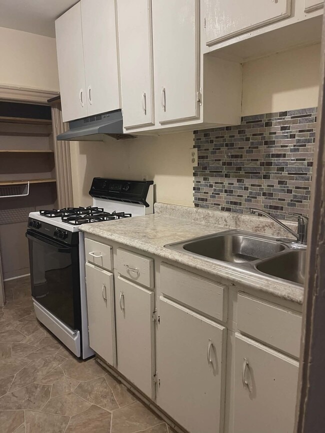 Building Photo - 731 York Ave