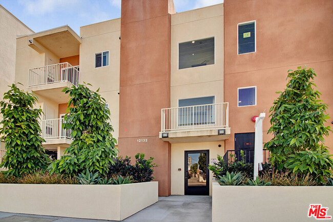 Building Photo - 12132 Hart St Unit 203 Rental