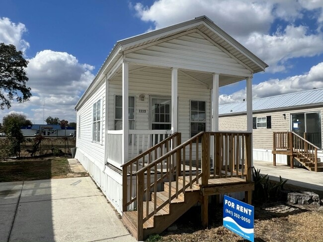 Building Photo - 1113 Chicago Bulls St