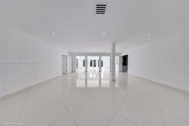 Photo - 850 N Venetian Dr