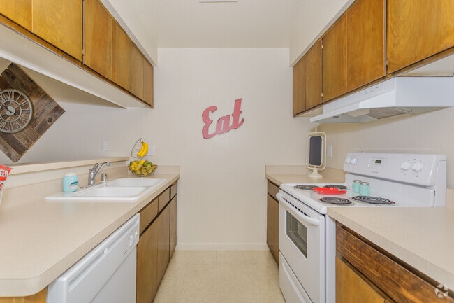 2BR, 1BA - 817 SF