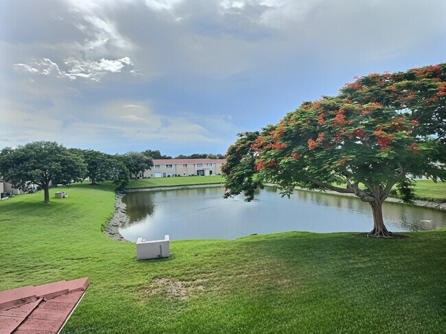 Building Photo - 889 Twin Lakes Dr Unit 1-J