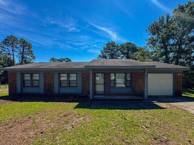 Building Photo - Cute 3 Bed 1.5 Bath Home with Fenced Yard