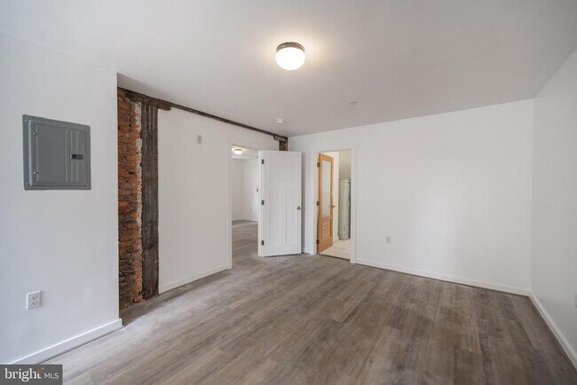 Photo - 711 W Thompson St Unit 2F