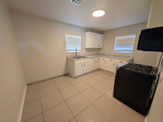 Photo - 717 S Midwest Blvd