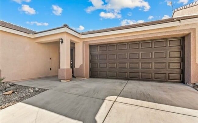 Building Photo - GORGEOUS 3 BEDROOM 2 BATH HOME