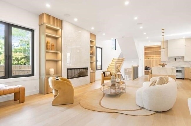Photo - 1597 Centre St