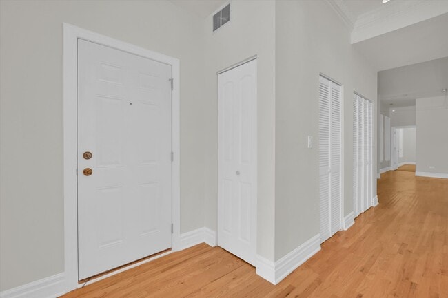 Photo - 4856 S Prairie Ave Unit 2