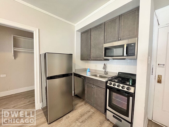 Building Photo - 2770 N Milwaukee Ave Rental