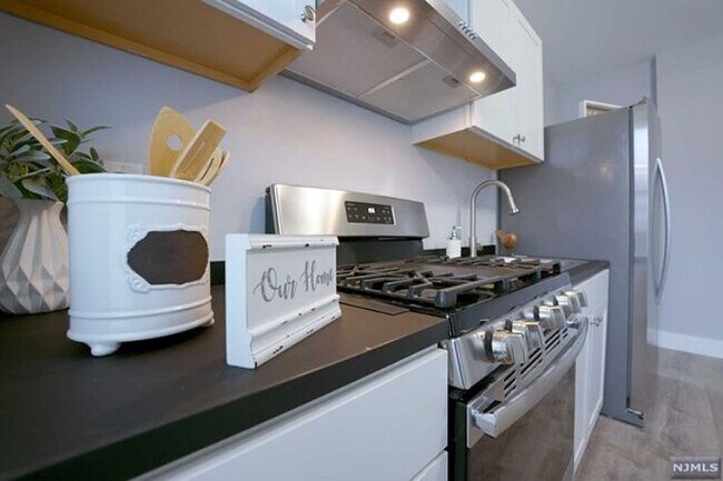 2R Kitchen-2 - 17 Northfield Ave Unidad 2nd Floor Right