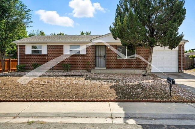 Charming Home with Washer/Dryer and Fenced... - Charming Home with Washer/Dryer and Fenced...