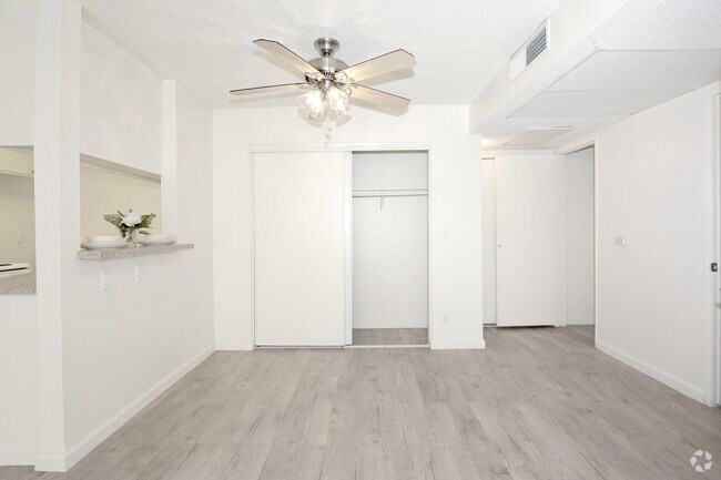 2BR, 2BA - 830 SF