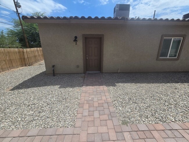 Building Photo - TOWNHOME AVAILABLE 2BD/1BA ALL TILE FLOORING!!! WON'T LAST!!