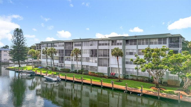 Building Photo - 2741 Taft St Unit 307