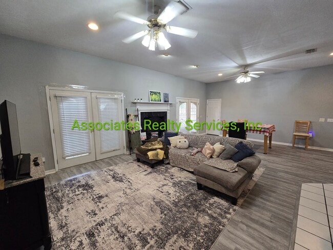 Building Photo - IDYLWILD LANE- 4 Bed/4.5 Bath Single Family home