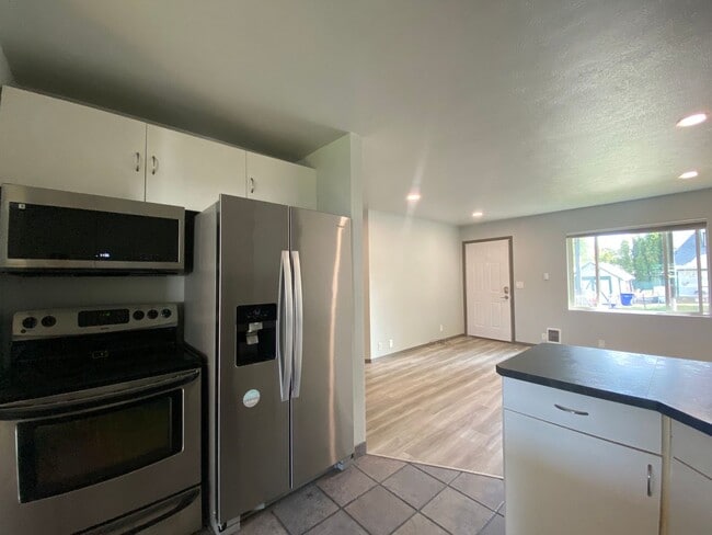 Photo - Move-in Special-One month free rent!! 4 be...