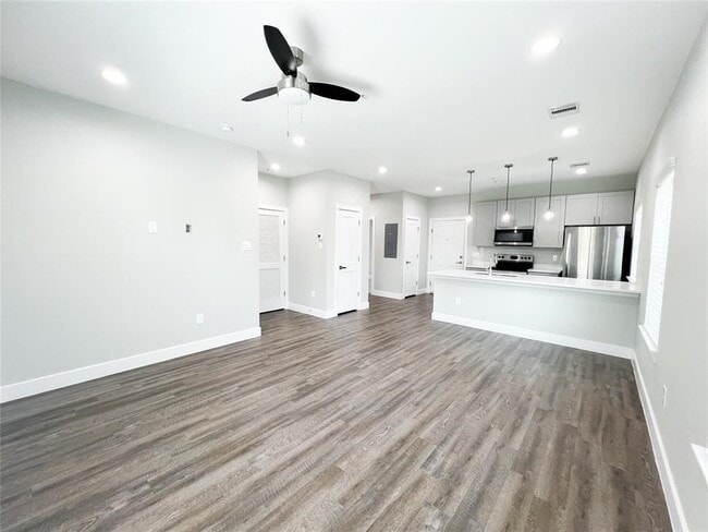 Building Photo - 144 W 5th St Unit B