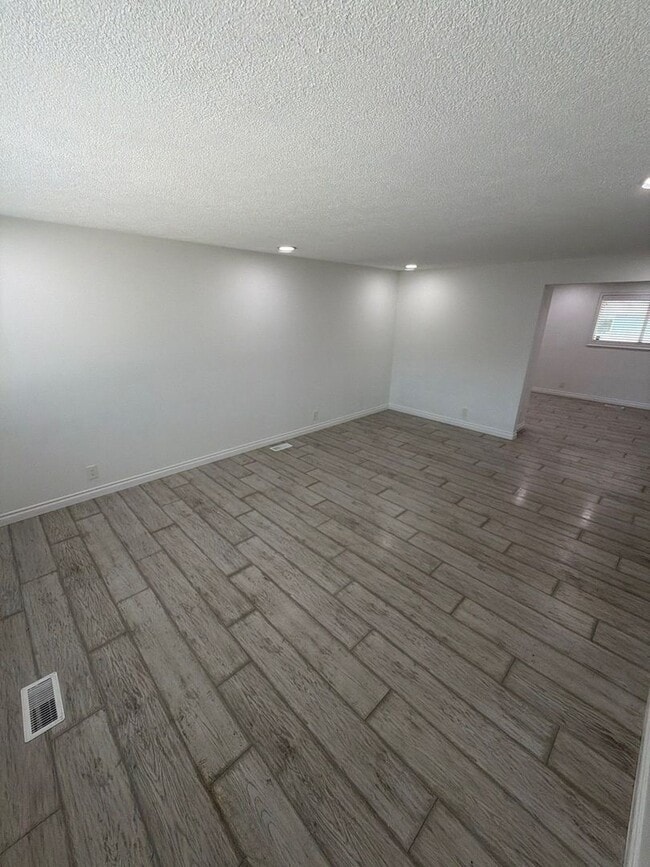 Photo - 1085 Saville Ave