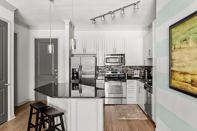 Experimente la elegancia moderna con esta cocina bellamente diseñada, perfecta para los entusiastas de la cocina. - Rowe Vinings