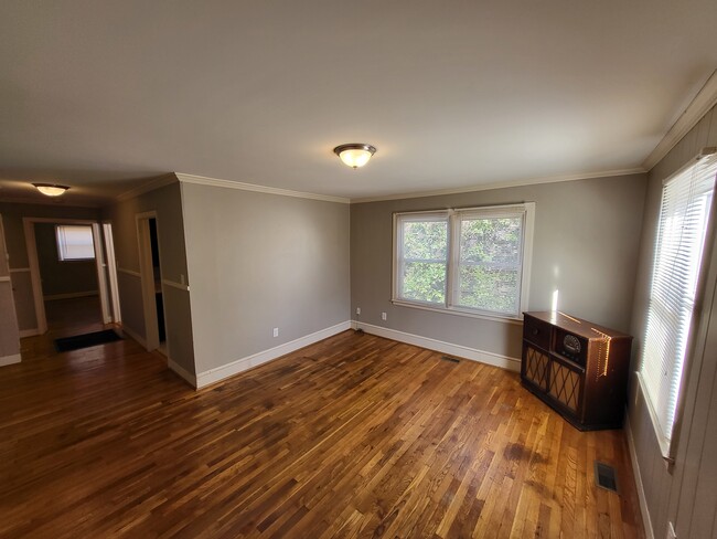 Living room - 1949 Hinshaw Ave Casa