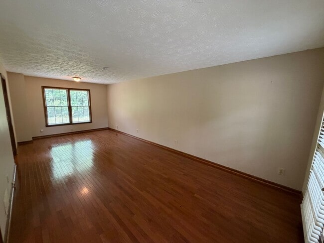 Photo - 364 Regal Dr NW