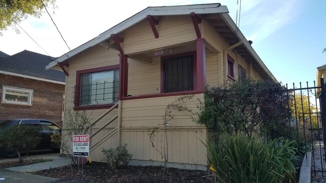 Building Photo - Ashby BART accessible vintage Berkeley home. Huge backyard!