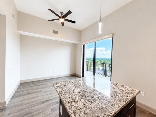 Building Photo - 9787 Katy Fwy Unit 1707