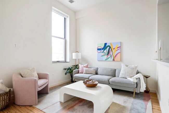 Photo - 232 PAVONIA Ave Unidad 608