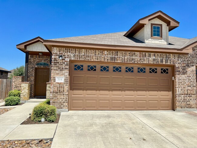 Luxury Duplex in New Braunfels, TX! - Luxury Duplex in New Braunfels, TX! Townhome