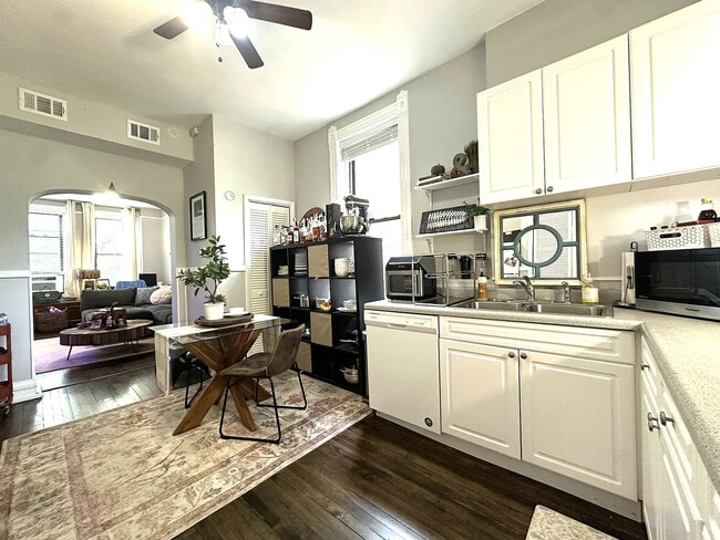 Building Photo - 2031 W Moffat St Unit 2