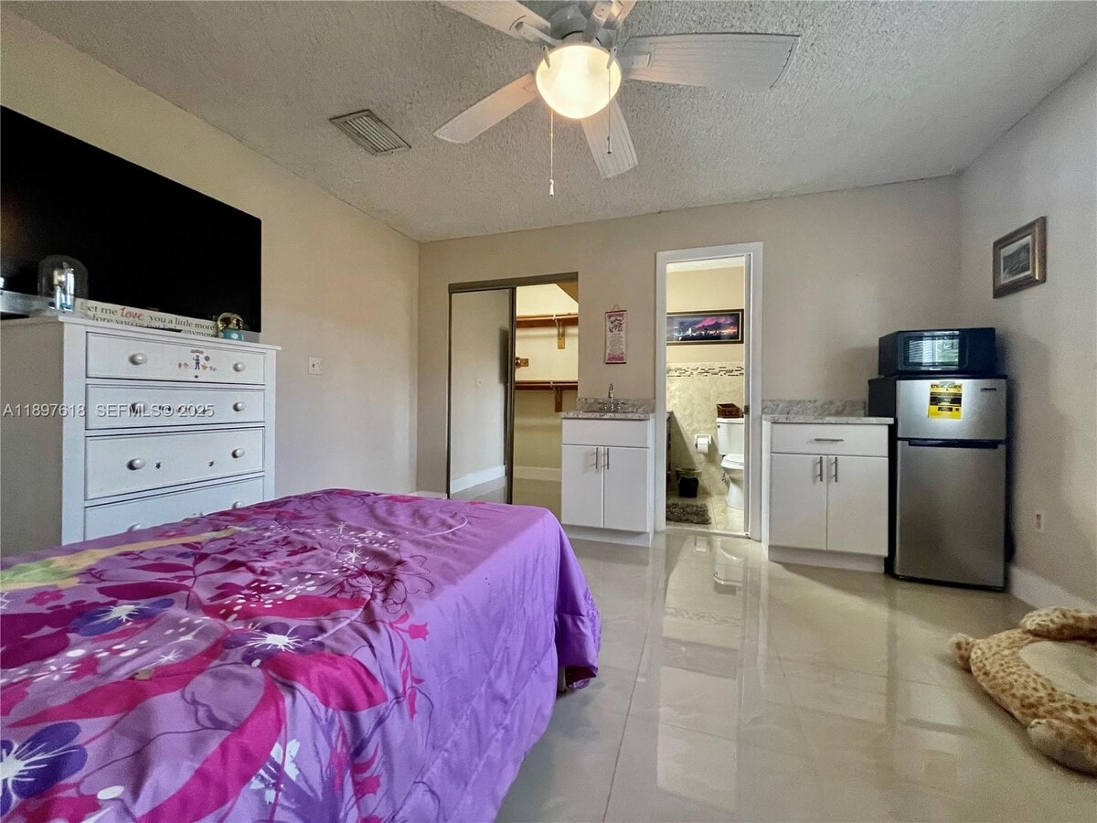 Photo - 264 NW 61st Ave Unidad rear