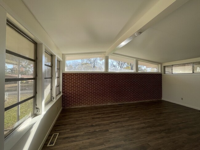 Photo - 2704 Charlotte St