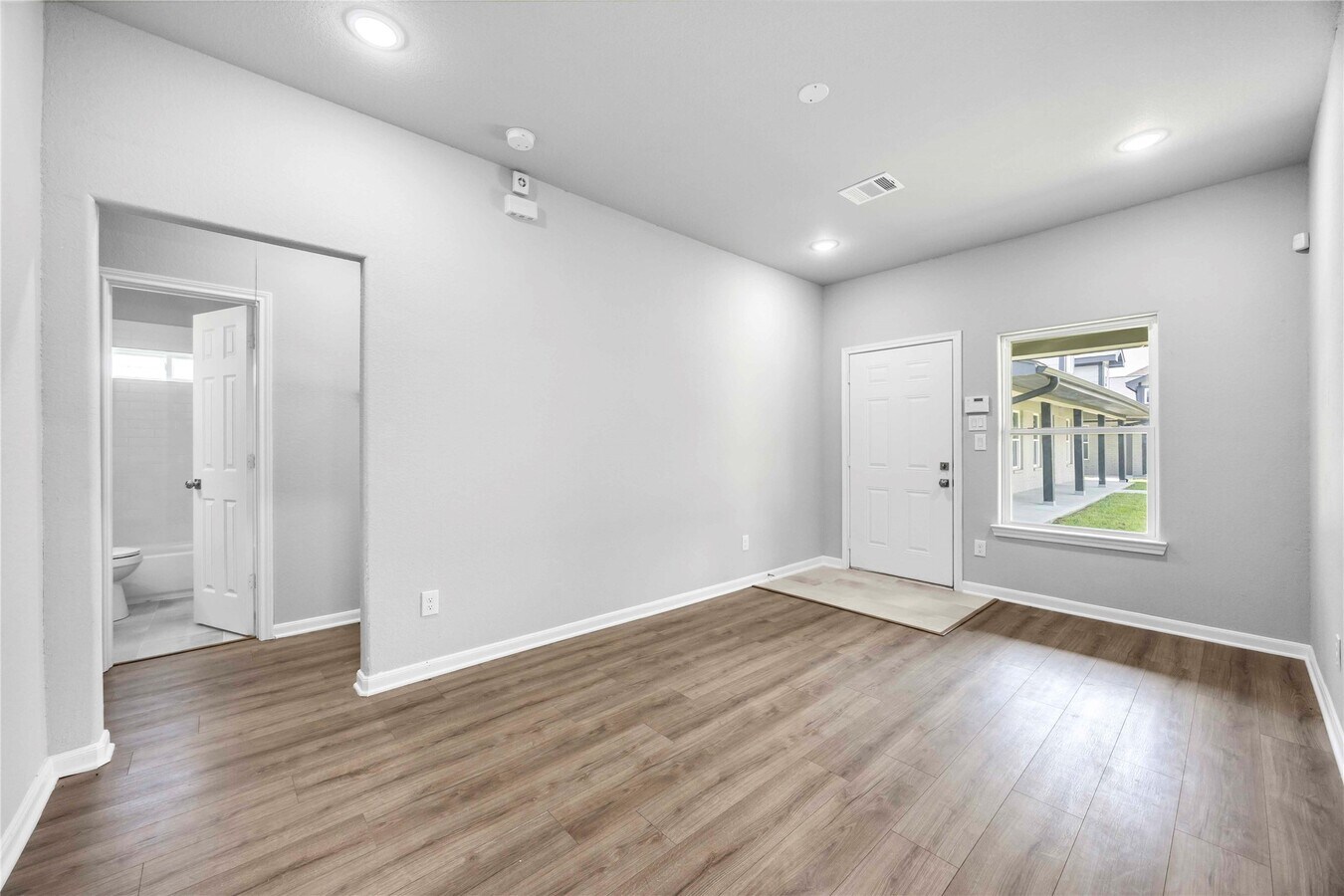 Photo - 8215 Lawler St