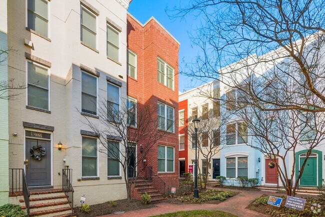 Building Photo - Charming 3 bedroom 3.5 Bathroom Row Home