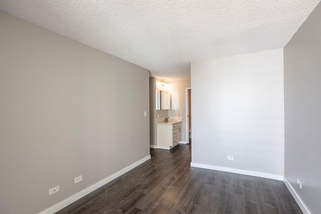 Photo - Modern 2-Bedroom Unit with Large Lanai – Prime Waikiki Location