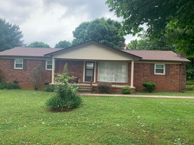 Spacious Brick Ranch Home with a Large Yard! - Spacious Brick Ranch Home with a Large Yard!