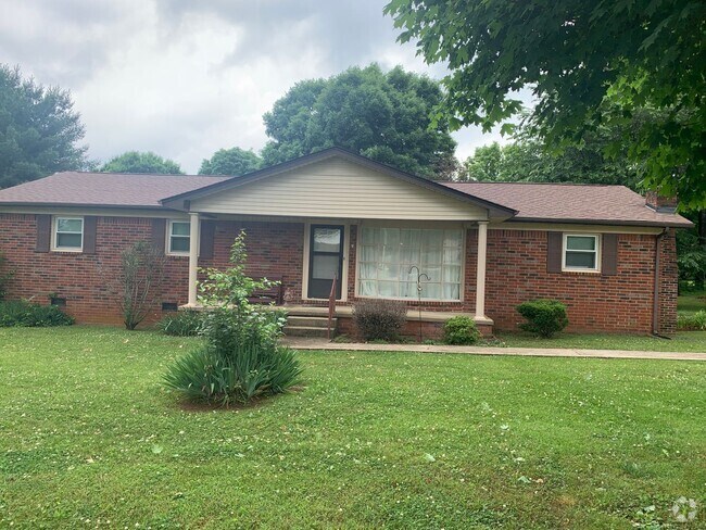 Building Photo - Spacious Brick Ranch Home with a Large Yard!