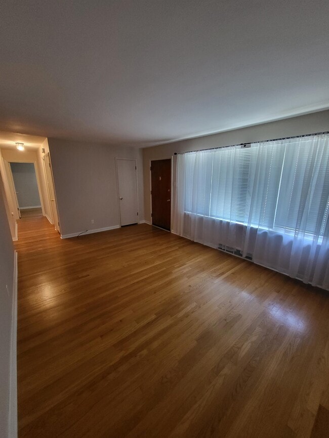 Photo - 1015 Lindsay Ln