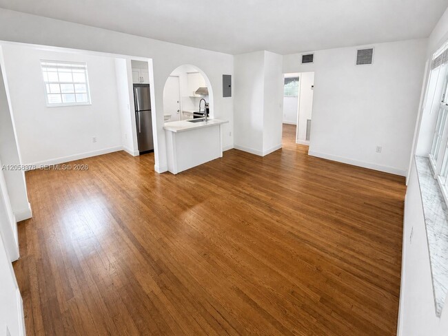 Building Photo - 1561 West Ave Unit 2