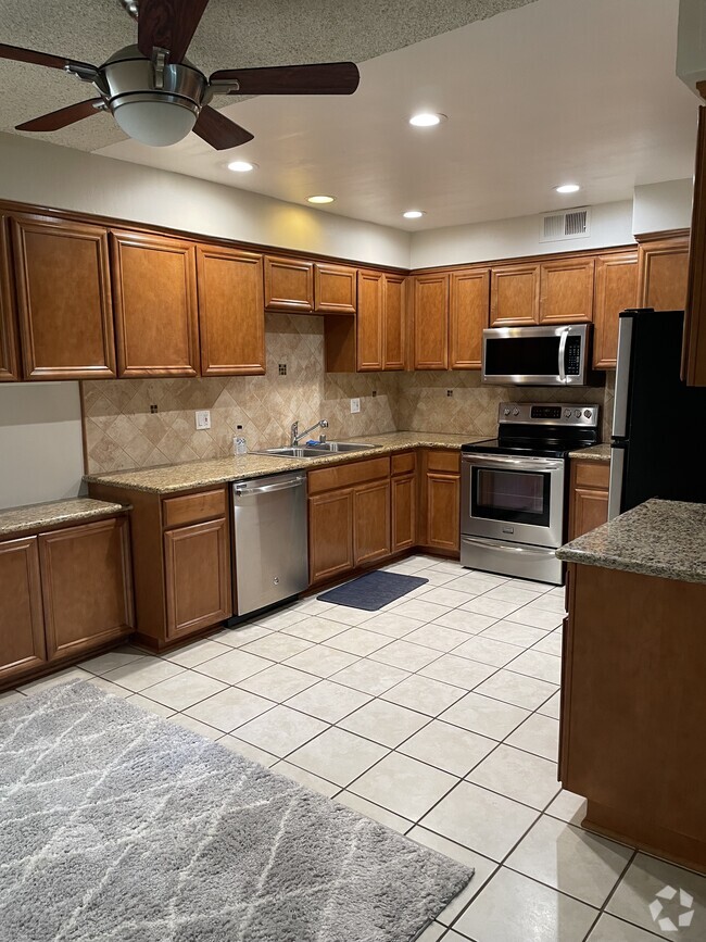 #5 kitchen w/ ss appliance - La Casa De La Reina Rental