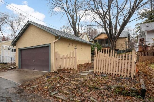 Photo - 185 Exeter Pl