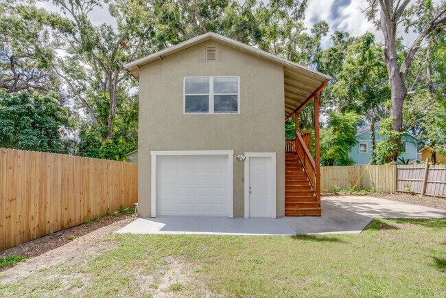 Front - 905 Plaza St