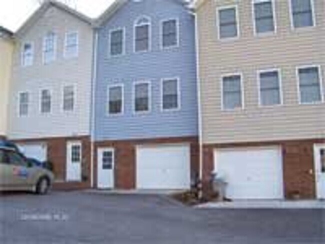 Building Photo - 2 Bedroom 2.5 Bath Townhouse with 1 car ga...