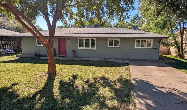 Photo - 3 Bedroom Home in the Hudson Manor Community Near S McClintok Dr and E Apache Blvd!