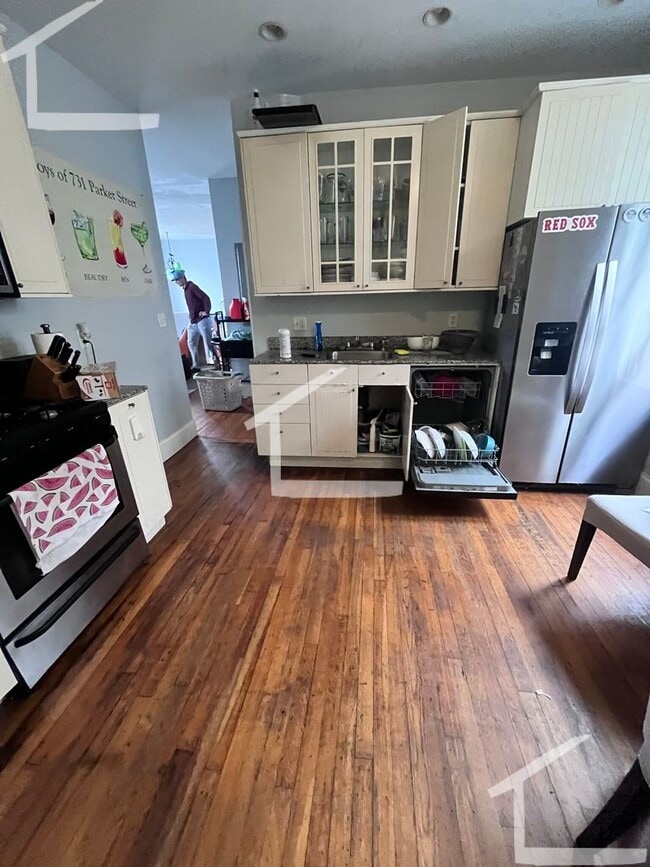 Photo - 733 Parker St