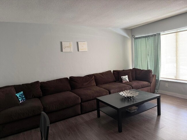 Photo - 1110 N Riverside Dr Unidad 9