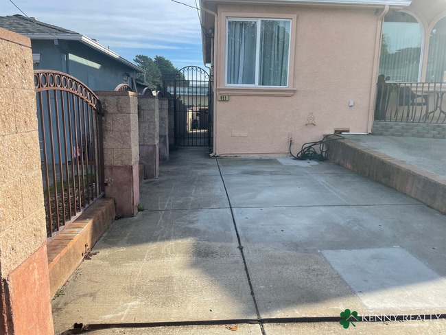 Building Photo - Charming 2BD/1BA Upper-Unit in Broadmoor Village – Daly City