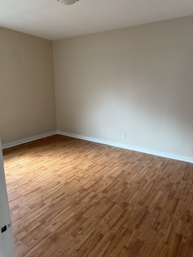 Photo - 5110 Wyandotte St E